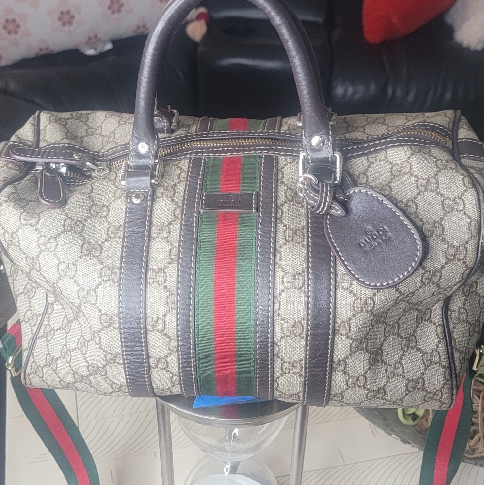 I am selling this beautiful GG bag